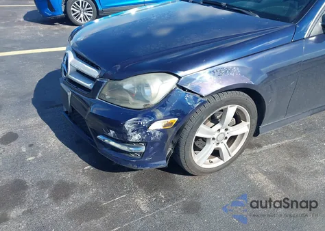 2013 Mercedes-Benz C 250 z USA, uszkodzony, nr VIN WDDGJ4HB7DF976214